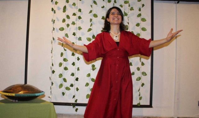 Masallarla dinleyenleri farklı dünyalara götürüyor