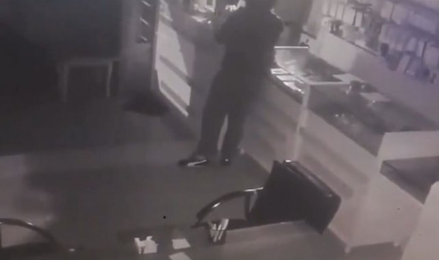 Maskeli hırsızların telefonları çaldığı anlar kameraya takıldı