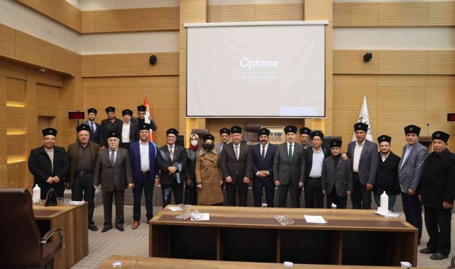 Meclis üyeleri kalpak giydi