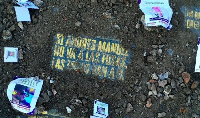 Meksika'da Başkanlık Sarayı'nın önüne temsili mezar kuruldu