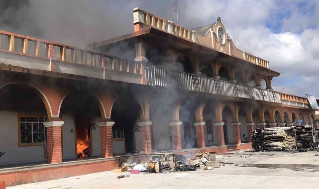 Meksika'da belediye başkanına kızan halk, belediye binasını ateşe verdi