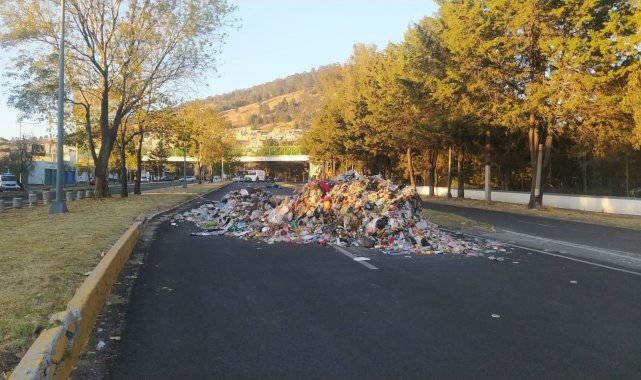 Meksika'da belediye işçileri sokaklara çöp dökerek ateşe verdi