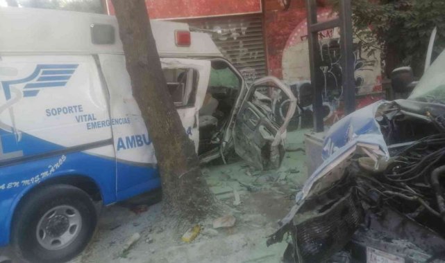 Meksika'da iki ambulans kafa kafaya çarpıştı: 7 yaralı