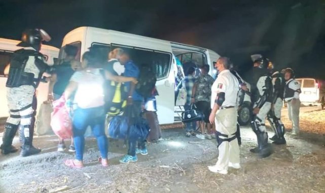 Meksika'da minibüs konvoyundan 114 kaçak göçmen çıktı