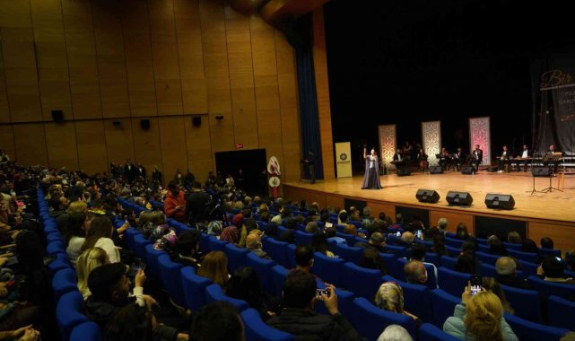 Melihat Gülses kulakların pasını sildi