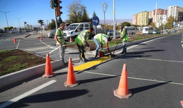 Melikgazi'de güvenli ve seri ulaşım için yol çizgileri yapılıyor