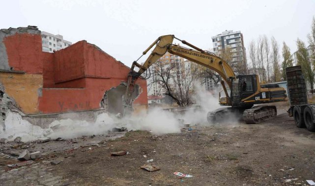 Melikgazi&#039;de tehlike arz eden ve metruk yapılar yıkılıyor