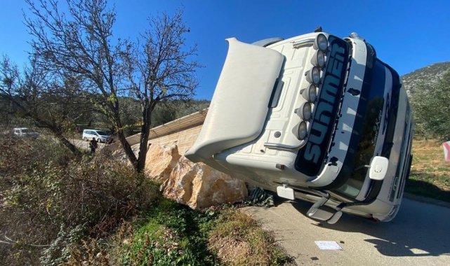 Mermer yüklü tır yol çökünce devrildi