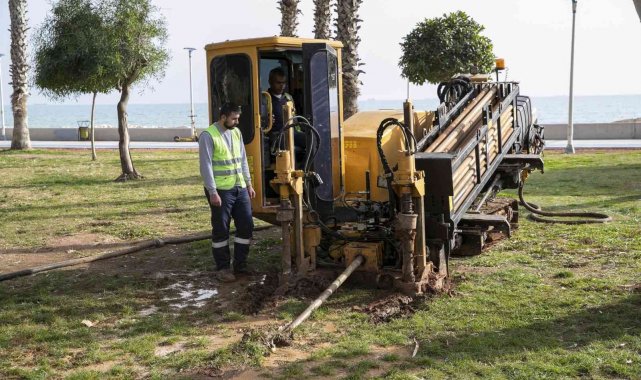 Mersin Büyükşehir Belediyesi, yatay sondaj çalışmasıyla kazı yapmadan sulama borusu döşüyor