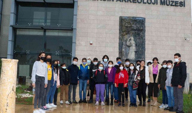 Mersin Büyükşehir Belediyesi'nin Kent Turu Projesiyle öğrenciler sanatla buluştu