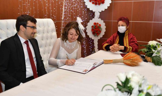 Mersin'de 2021'in bininci nikahını fenomen nikah memuru kıydı