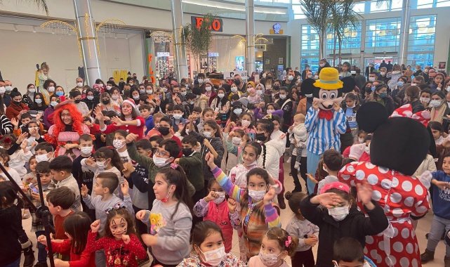 Mersin'de çocuklar için yeni yıl eğlencesi başladı