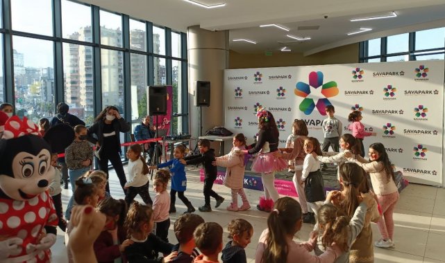 Mersin'de çocuklar yeni yıl coşkusu yaşadı