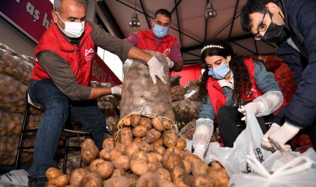 Mersin&#039;de dar gelirli ailelere patates ve soğan desteği