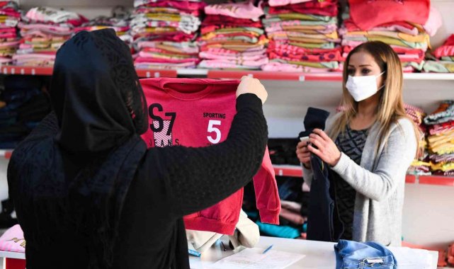 Mersin&#039;de dar gelirlilere kıyafet desteği sürüyor