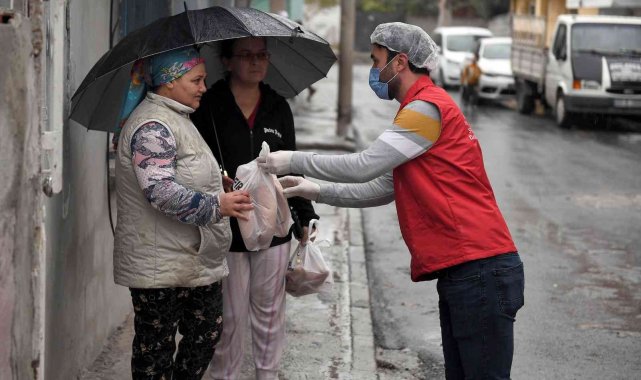 Mersin'de ihtiyaç sahibi vatandaşlara ücretsiz ekmek dağıtılıyor