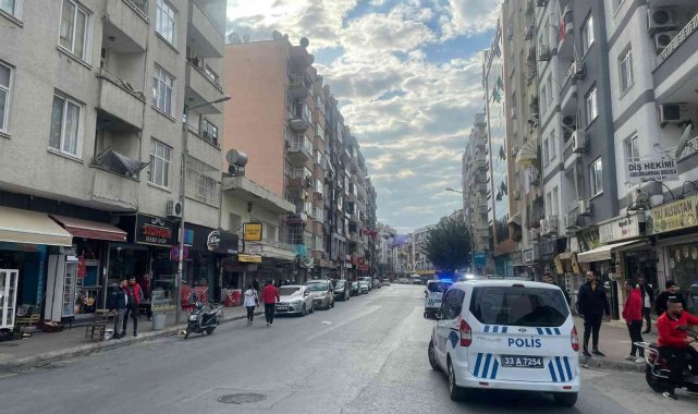 Mersin'de iki grubun kavgasında yoldan geçen şahıs tabanca ile yaralandı