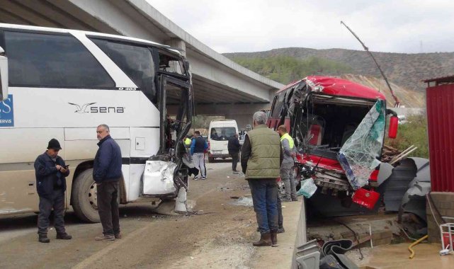 Mersin'de işçi taşıyan servis otobüsleri kafa kafaya çarpıştı
