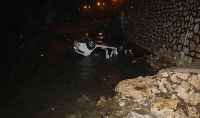 Mersin'de otomobil denize uçtu: 1 yaralı