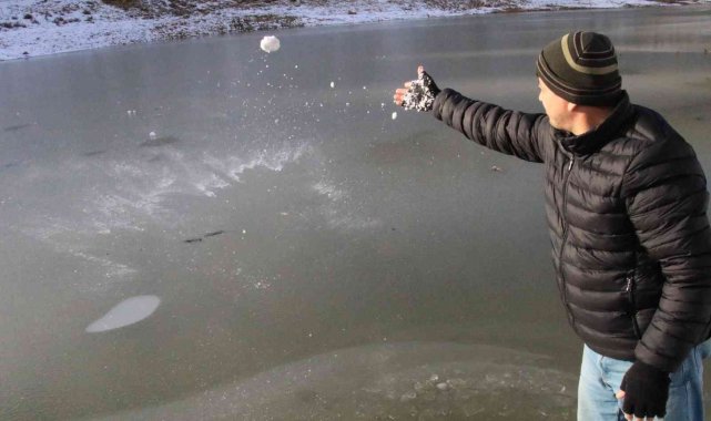 Mersin&#039;de sulama göleti dondu, ağaçlarda buz sarkıtı oluştu