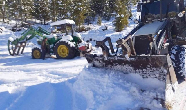 Mersin'de yayla yolları karla kaplandı, ekiplerin mücadelesi başladı