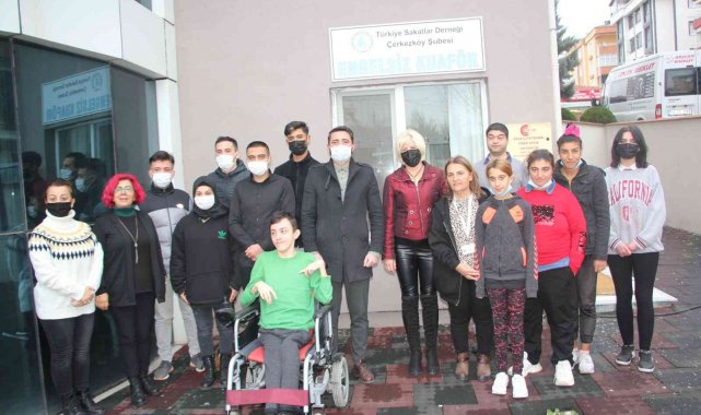 Meslek lisesi öğrencileri, engelli bireylere güzellik bakım hizmeti verdi