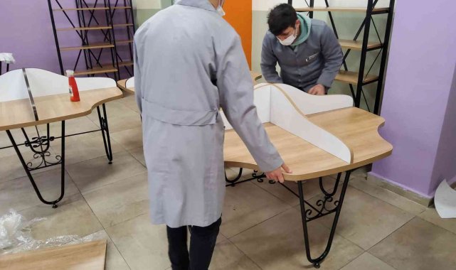 Meslek lisesi öğrencileri üretti, kütüphanesiz okul kalmadı