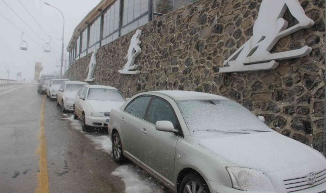 Meteoroloji uyarmıştı, beklenen kar yağışı Erzurum'da başladı