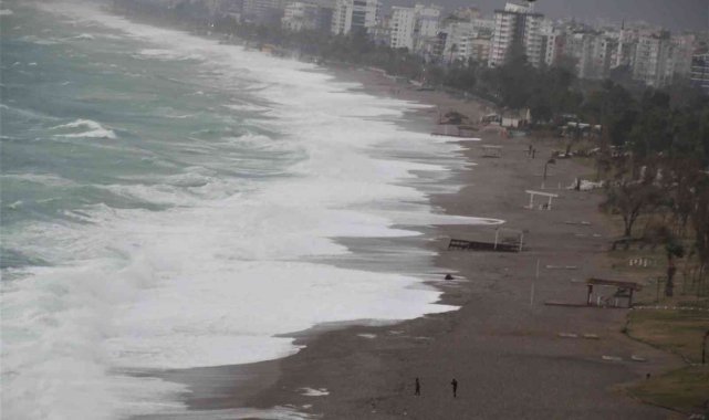 Meteoroloji'nin 'turuncu' kod ile uyardığı Antalya'da dev dalgalar sahili dövdü