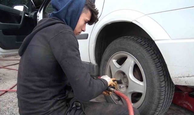 Meteorolojinin 'Kar geliyor' duyurusu ile oto lastikçilerine akın ettiler