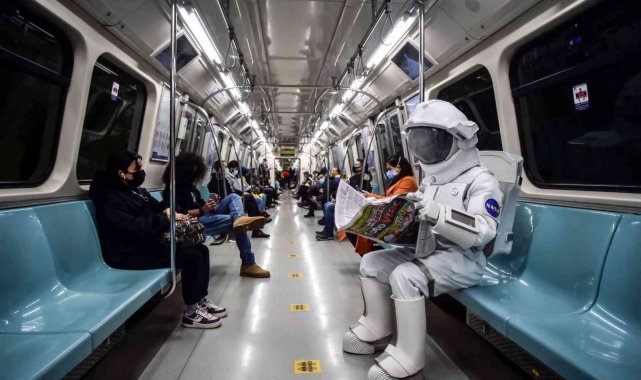 Metroyla İstanbul turu yapan astronot merak uyandırdı