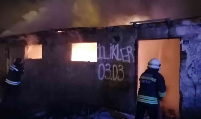 Metruk binada çıkan yangın geceyi aydınlattı