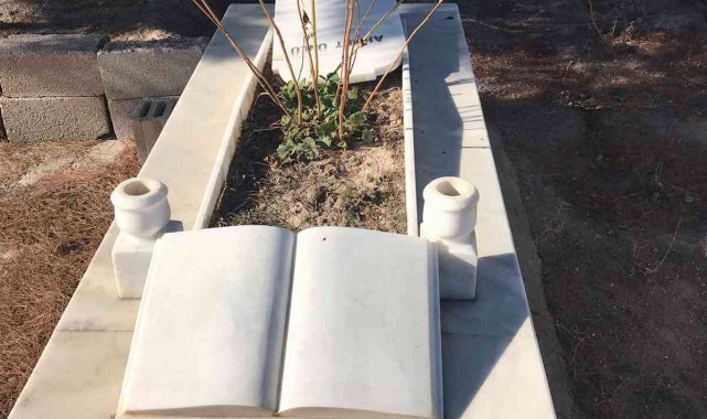 Mezar taşlarını kırıp kaçtılar