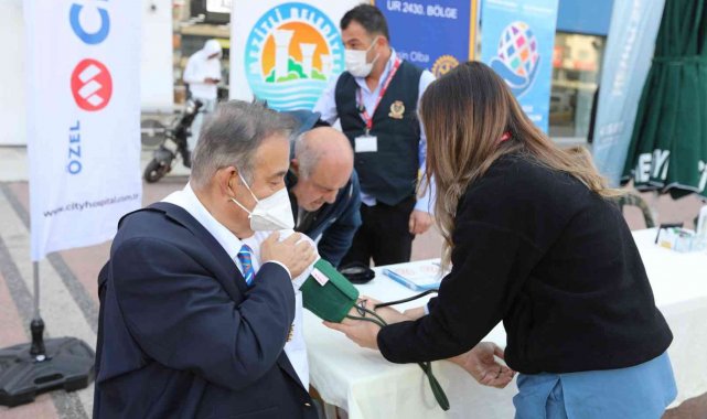 Mezitli Belediyesi, vatandaşlara tansiyon ve şeker ölçümü yaptı