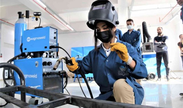 Mezun olunca OSB içerisinde bulunan fabrikalarda iş garantisi veren okul kıskandırıyor