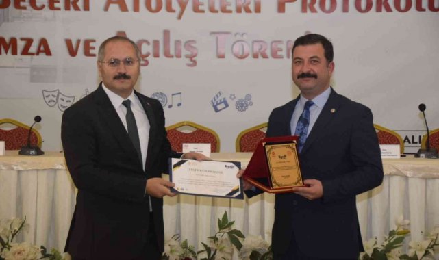 MHP&#039;ye &#039;Tasarım Beceri Atölye&#039;sine katkı plaketi