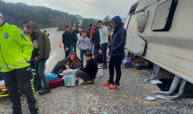 Midibüsün devrildiği kazada 3'ü ağır 12 kişi yaralandı