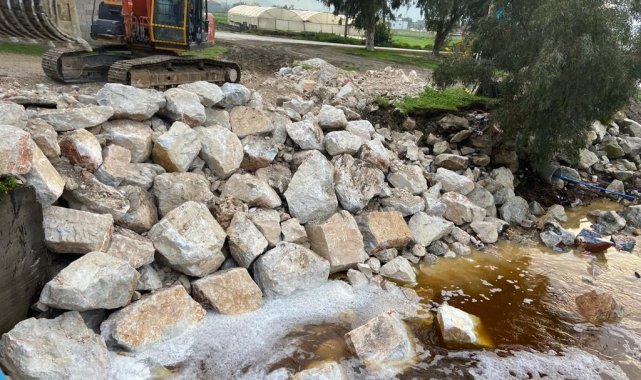 Milas Belediyesi, 20 kamyon taşı 10 günde taşıyıp dolgu yapabildi