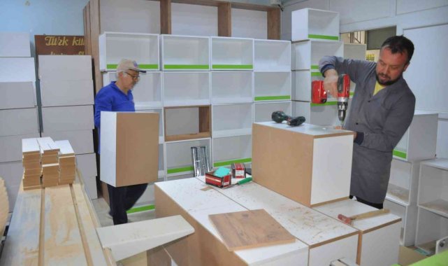 Milas Mesleki Eğitim Merkezi'nde, 50 kütüphaneye kitaplık üretildi