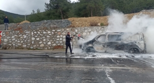Milas'ta ticari araç yanarak küle döndü.