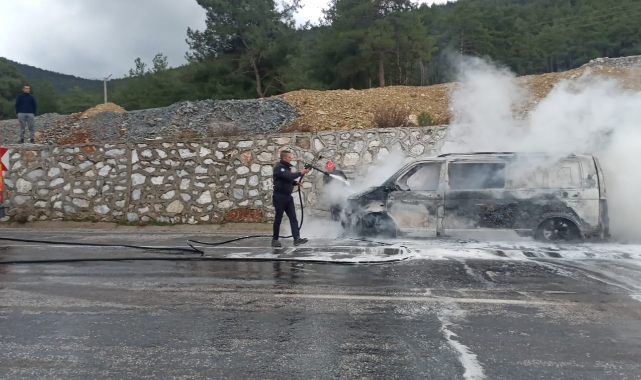 Milas&#039;ta ticari araç yanarak küle döndü.