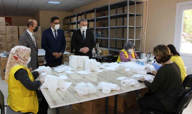 Milli Eğitim destek verdi, 6 kadın bir yılda 3,5 milyondan fazla maske üretti