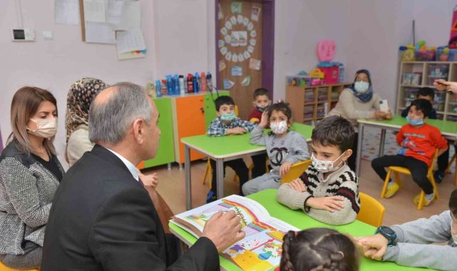 Milli Eğitim Müdürü Gürtürk, öğrencilere masal okudu