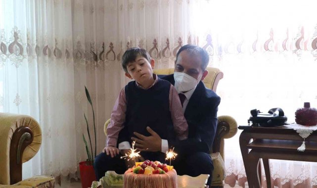 Milli Eğitim Müdüründen engelli öğrenciye doğum günü süprizi