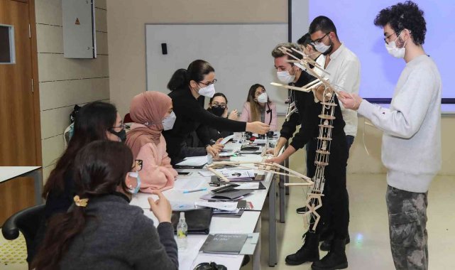 Mimarlık öğrencilerinden giyilebilir bedensel uzantı tasarımları