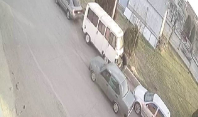 Minibüsün radyatörünü çalan hırsızlar kamerada