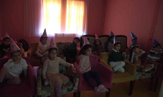 Minik çocuklara emniyet kemeri eğitimi