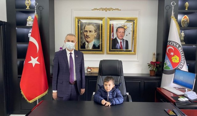 Minik Deniz, başkanın makam koltuğuna oturdu