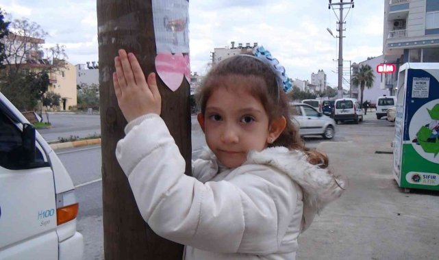 Minik Duru, kayıp kedisini resmini çizip direklere astığı ilanlarla arıyor