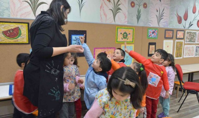 Minik eller hayallerini Ebrulara aktarıyor